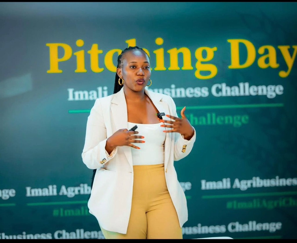 SHAKY Ltd representative presenting during a pitching day event